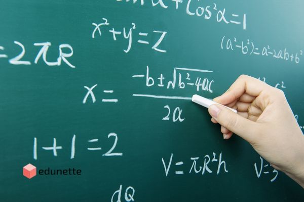 Matematik sorularını başarılı şekilde özen bir öğrenci